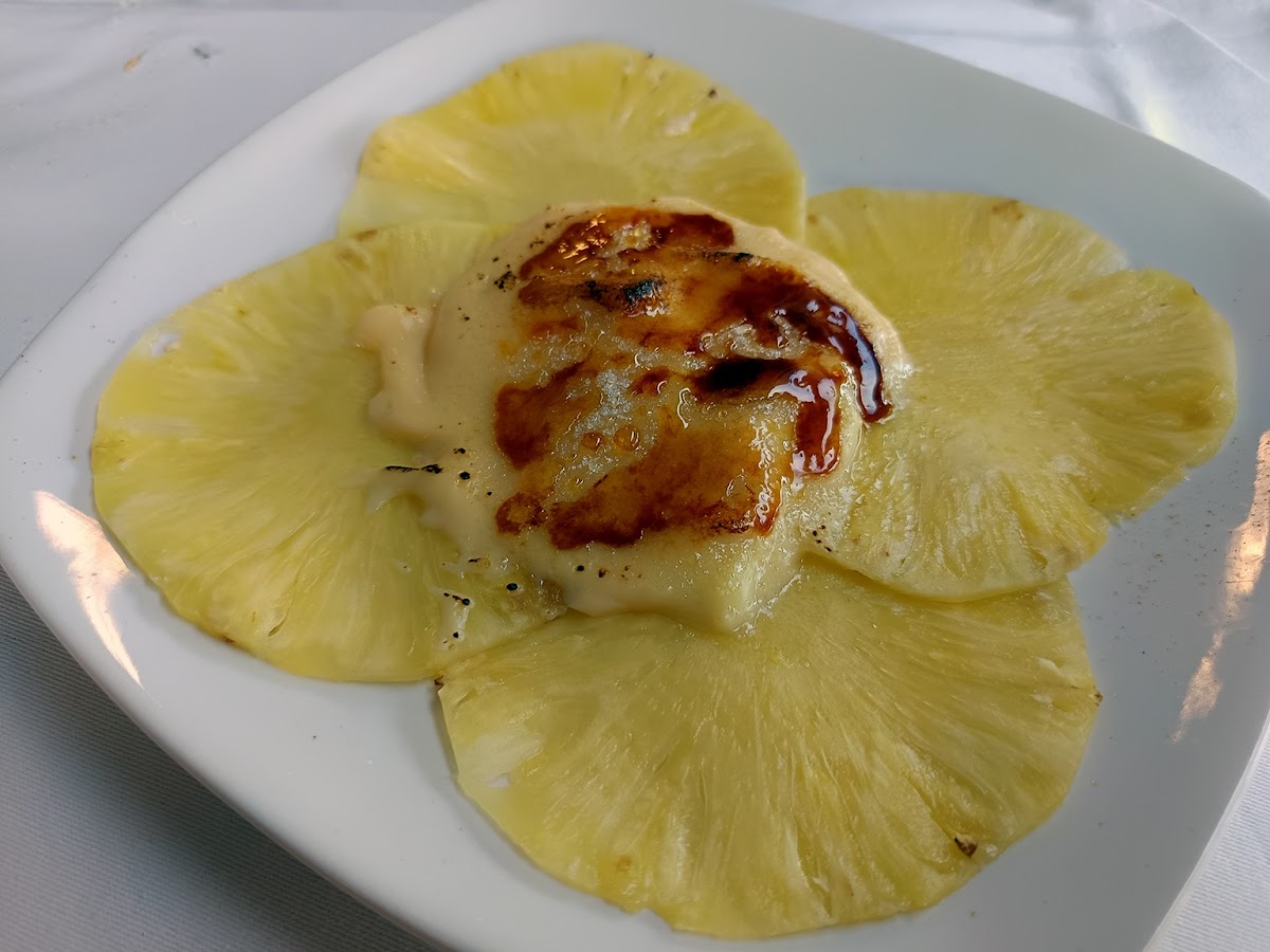 Carpaccio de pinya amb crema cremada